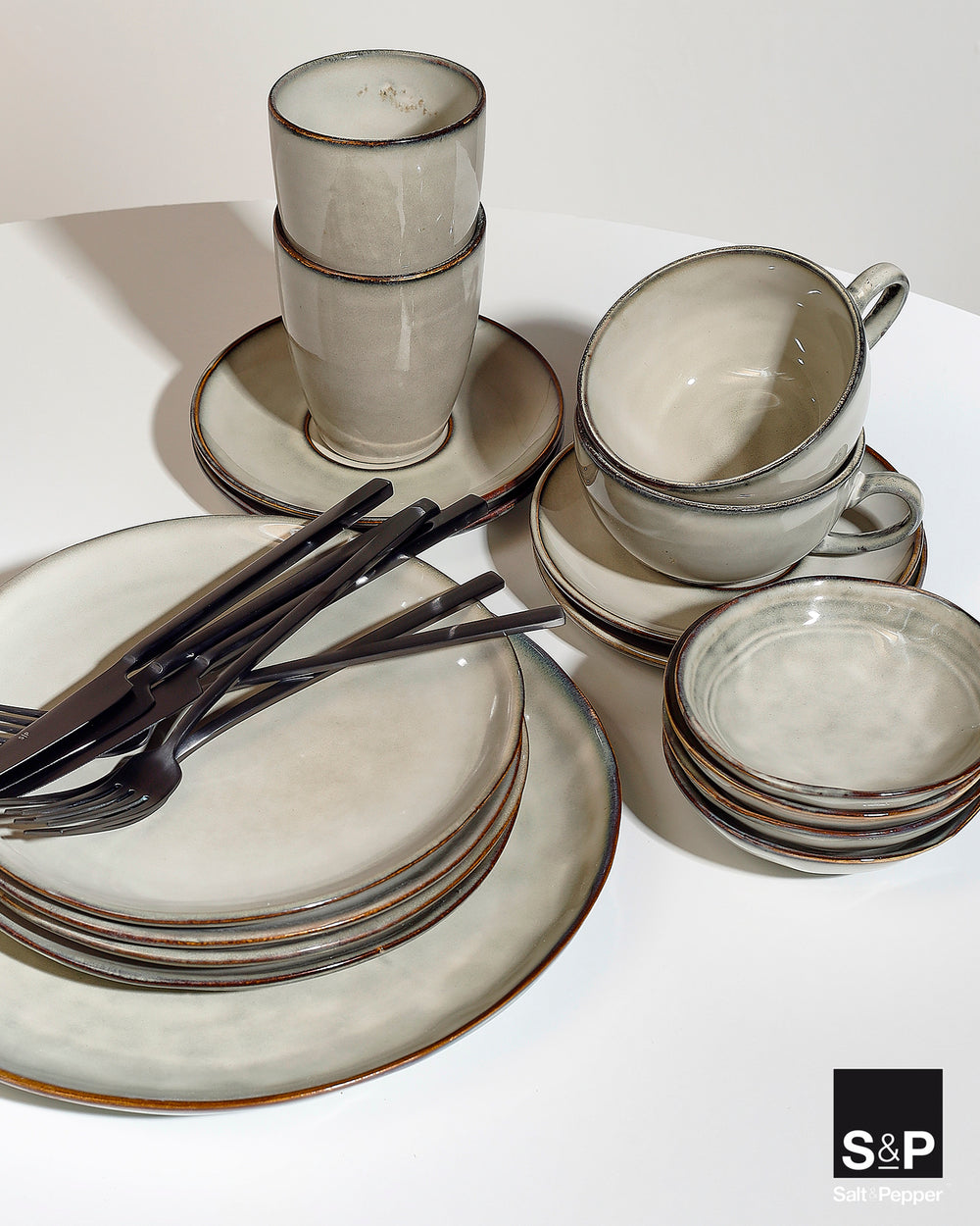 Salt & Pepper Serviesset Artisan Green 12-delig / 4 personer - 4 middagstallerkener, 4 morgenmadstallerkener og 4 skåle