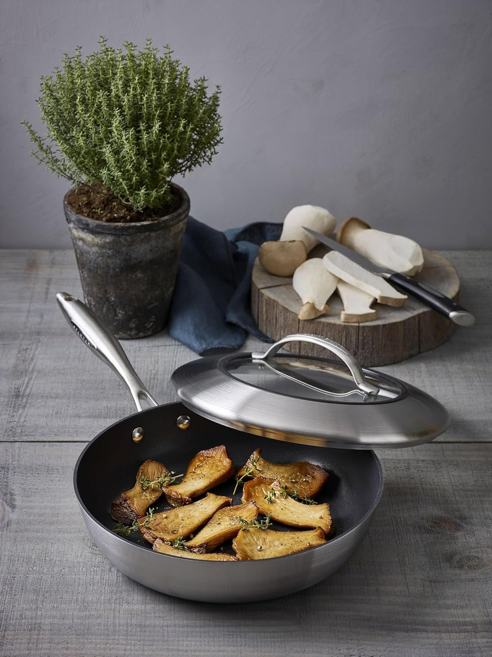 SCANPAN Stegepande / Sauterpande med låg CTX ø 28cm / 2.5 liter - egnet til alle varmekilder - standard non-stick belægning
