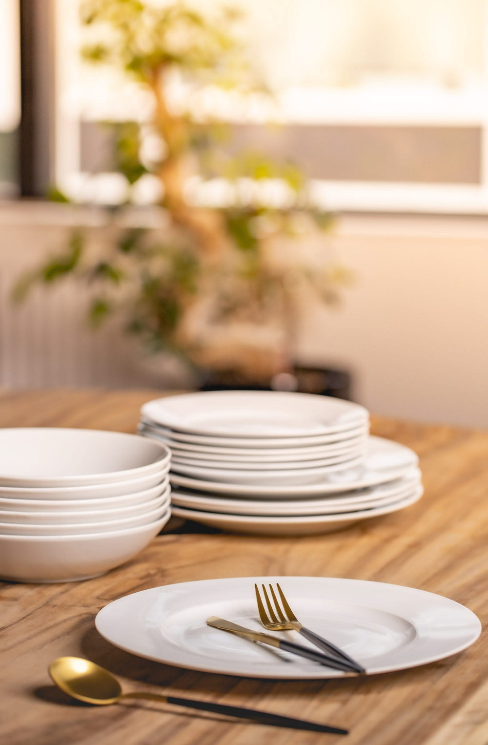 Studio Tavola Serviesset Hvid 18-delt / 6 personer - 6 middagstallerkener, 6 dybe tallerkener og 6 morgenmadstallerkener